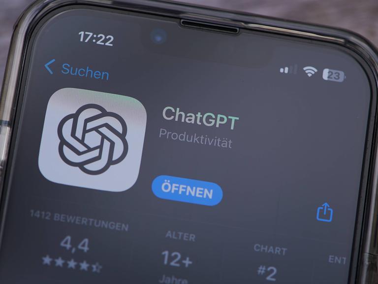 Auf einem Handybildschirm ist die App von Chat GPT zum Herunterladen geöffnet.