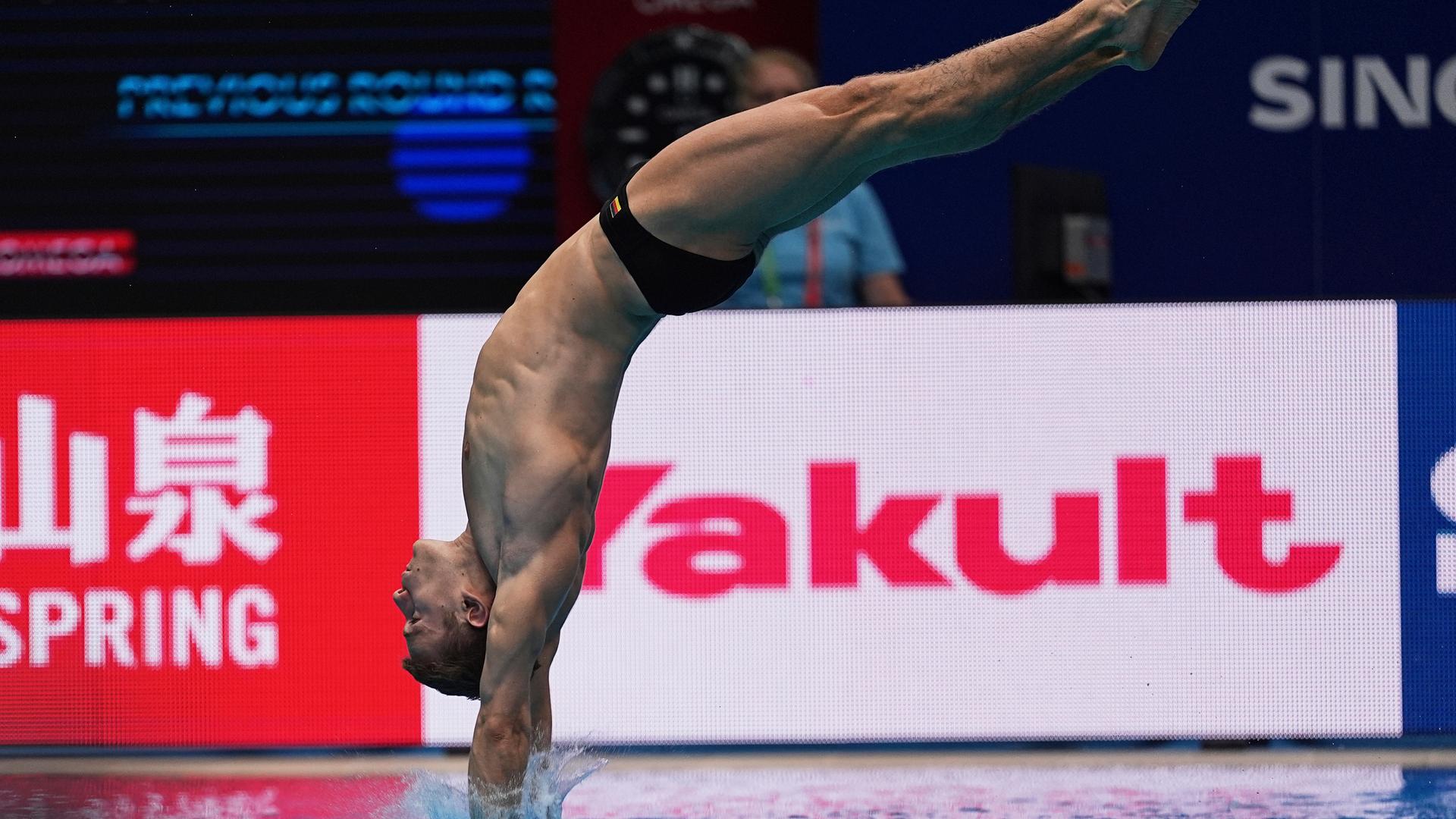 Moritz Wesemann springt elegant rücklings ins Wasser.