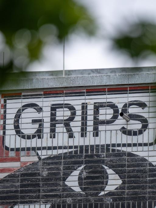 Der Schriftzug «Grips» ist an der Fassade vom GRIPS Theater am Hansaplatz zu sehen.