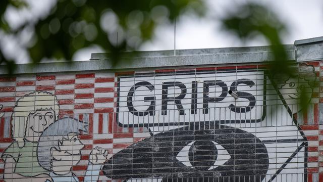 Der Schriftzug «Grips» ist an der Fassade vom GRIPS Theater am Hansaplatz zu sehen.