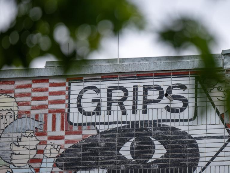 Der Schriftzug «Grips» ist an der Fassade vom GRIPS Theater am Hansaplatz zu sehen.