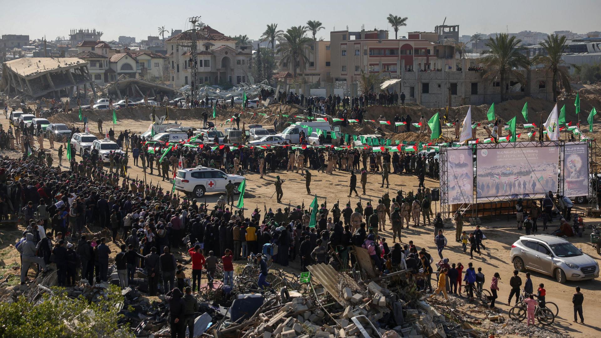 Fahrzeuge des Roten Kreuzes inmitten von Hamas-Kämpfern