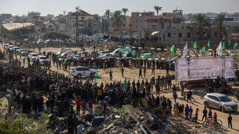 Fahrzeuge des Roten Kreuzes inmitten von Hamas-Kämpfern