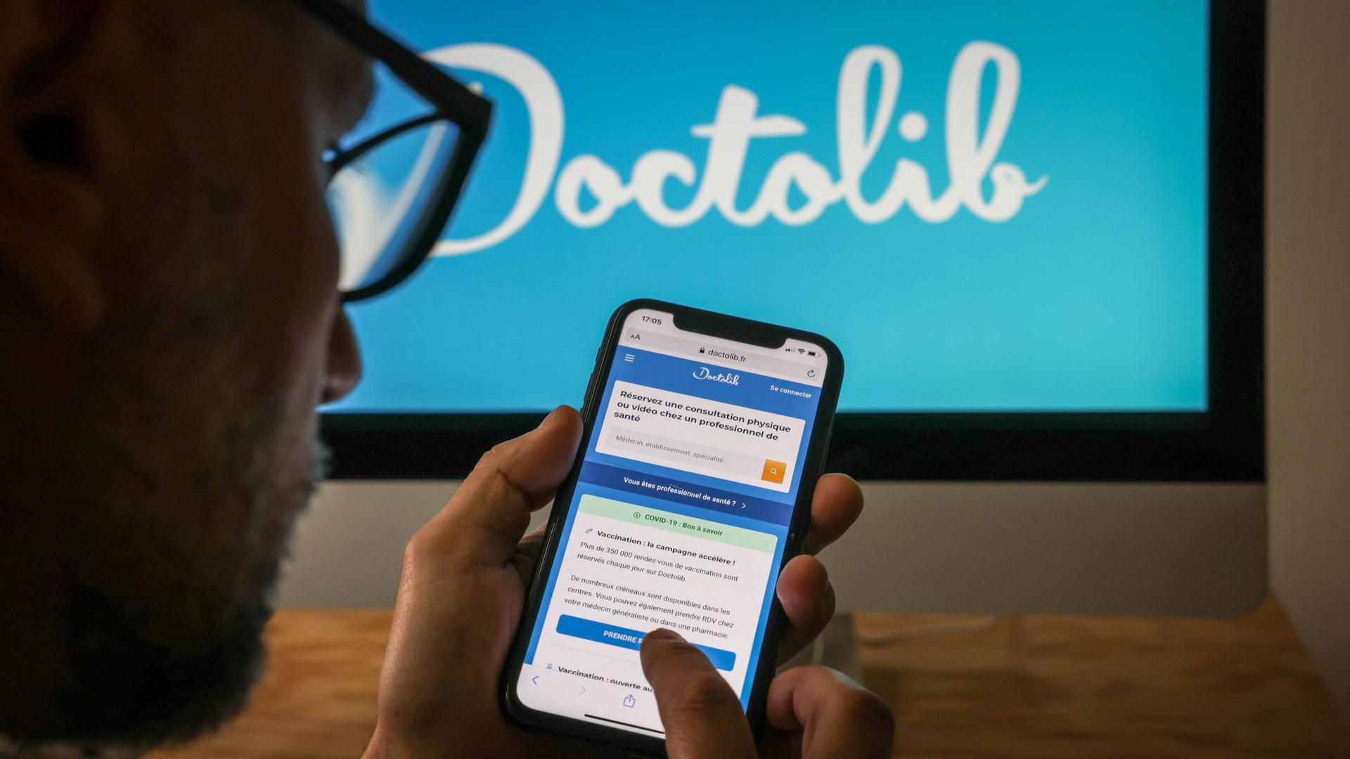 Doctolib-App und Online-Seite des Anbieters für Terminanfragen bei Ärzten.