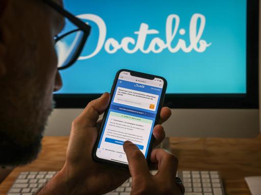 Doctolib-App und Online-Seite des Anbieters für Terminanfragen bei Ärzten. Doctolib-App und Online-Seite des Anbieters für Terminanfragen bei Ärzten.