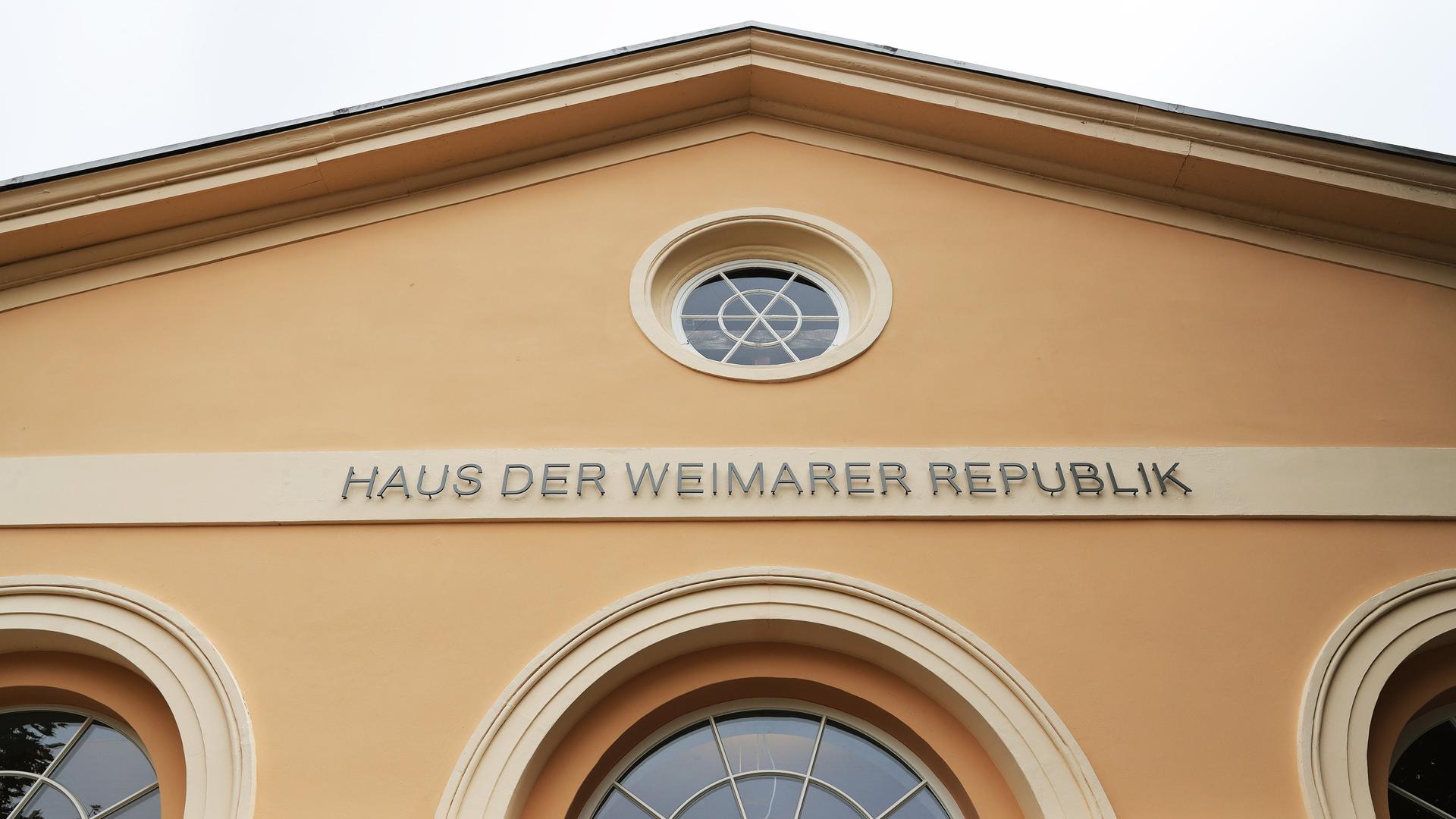 Die Fassade mit Giebel des Hauses der Weimarer Republik in Weimar mit dem Schriftzug "Haus der Weimarer Republik" Die Fassade mit Giebel des Hauses der Weimarer Republik in Weimar mit dem Schriftzug "Haus der Weimarer Republik"