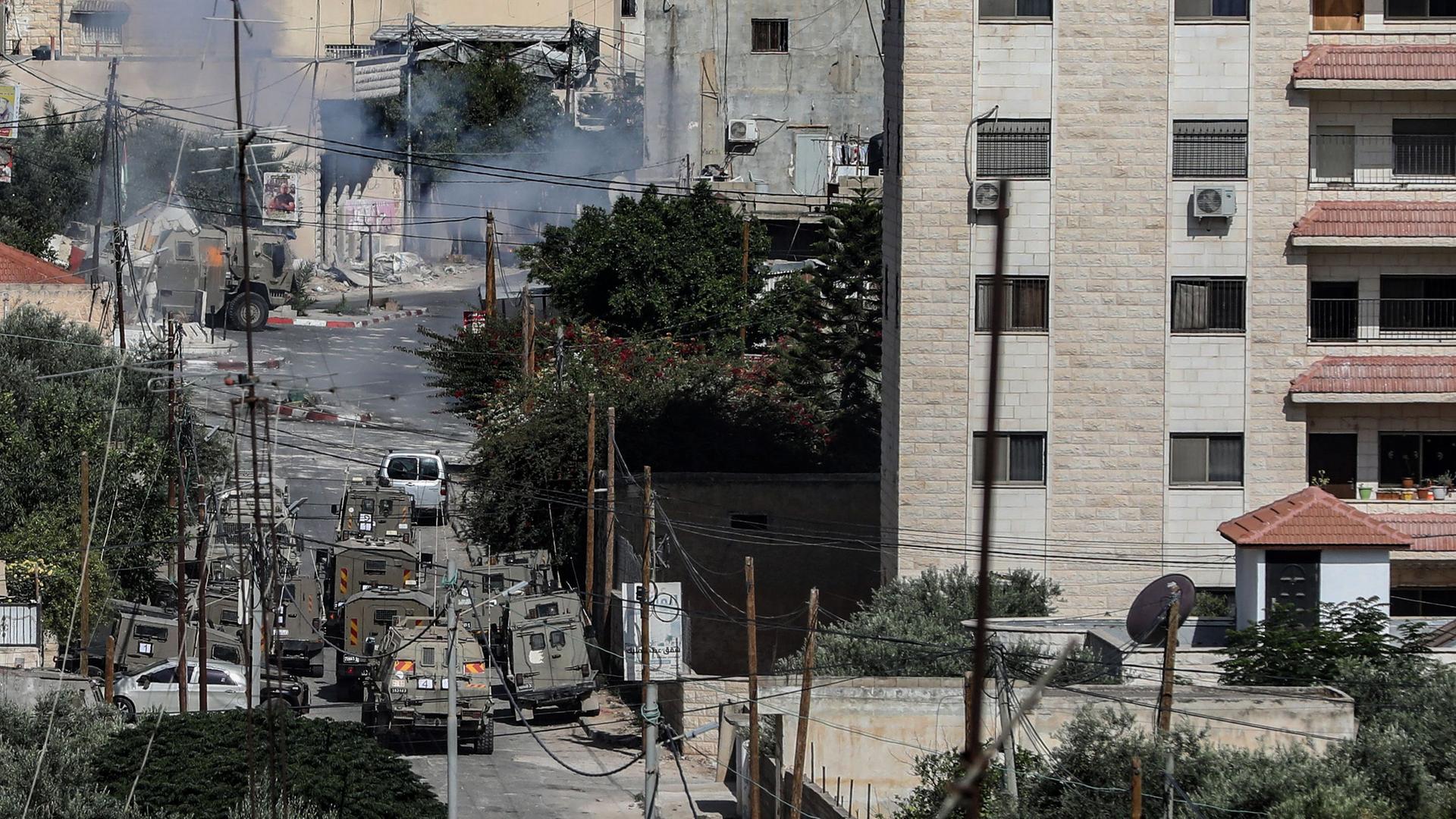 Palästinensische Gebiete, Dschenin: Israelische Militärfahrzeuge parken am zweiten Tag der groß angelegten israelischen Militäroperation in der Stadt in der Nähe des östlichen Eingangs zum Flüchtlingslager Dschenin.