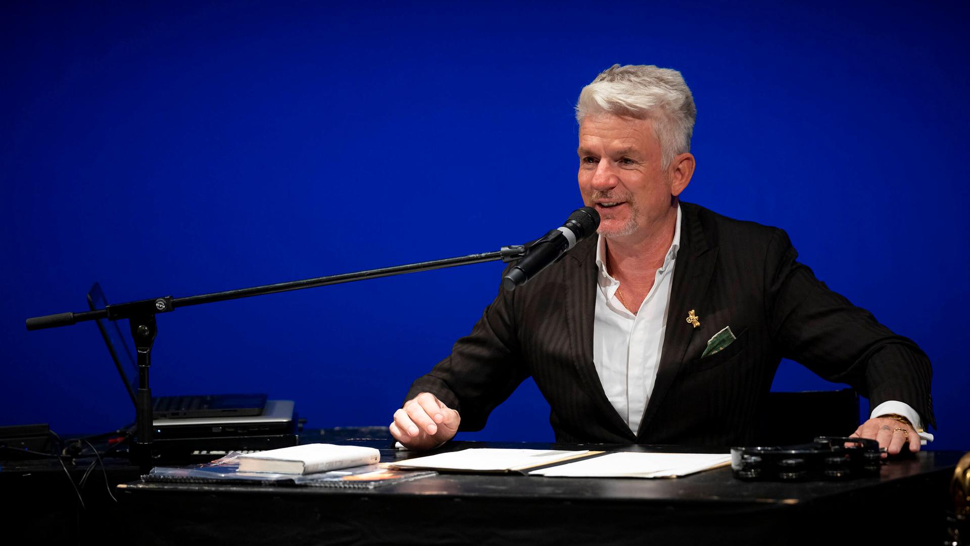 Heinz Strunk bei einer Lesung in Lübeck 2020.  