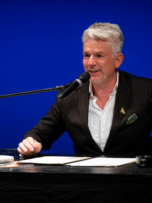 Heinz Strunk bei einer Lesung in Lübeck 2020.  