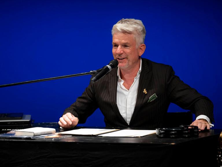Heinz Strunk bei einer Lesung in Lübeck 2020.  