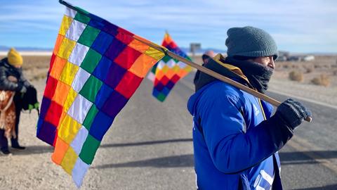 Demonstrant in der Salzwüste Salinas Grandes in Argentinien.