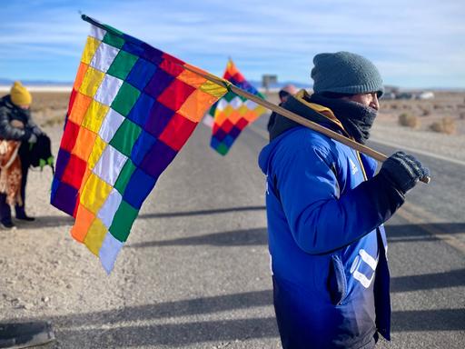 Demonstrant in der Salzwüste Salinas Grandes in Argentinien.