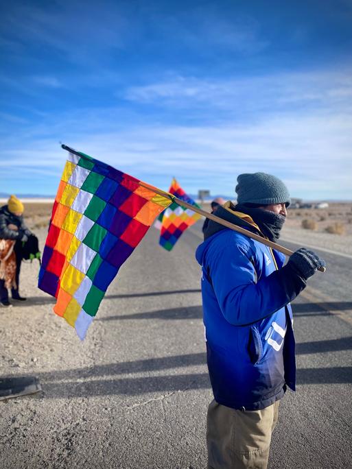 Demonstrant in der Salzwüste Salinas Grandes in Argentinien.