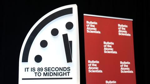 Die auf 89 Sekunden vor Mitternacht gestellte Doomsday Clock des Bulletin of the Atomic Scientist bei eine Pressekonferenz des Institute of Peace in Washington im Januar 2025.