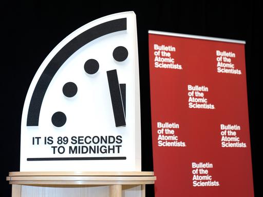 Die auf 89 Sekunden vor Mitternacht gestellte Doomsday Clock des Bulletin of the Atomic Scientist bei eine Pressekonferenz des Institute of Peace in Washington im Januar 2025.