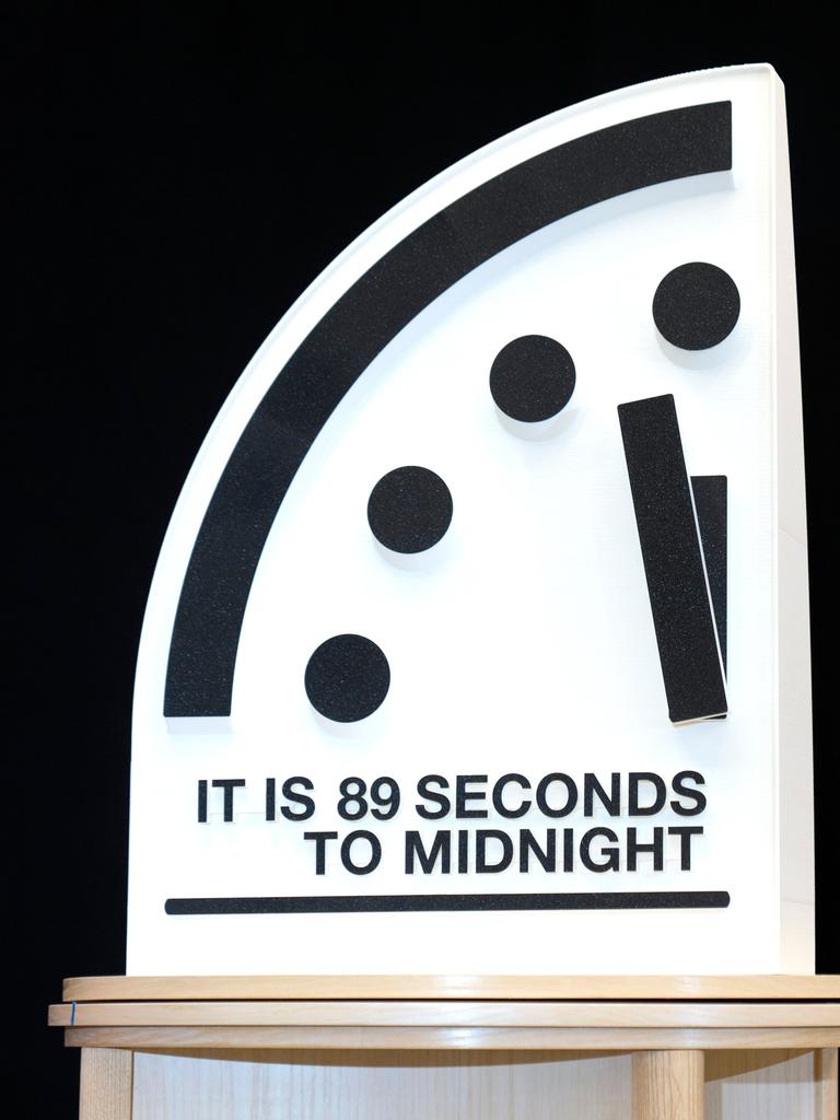 Die auf 89 Sekunden vor Mitternacht gestellte Doomsday Clock des Bulletin of the Atomic Scientist bei eine Pressekonferenz des Institute of Peace in Washington im Januar 2025.