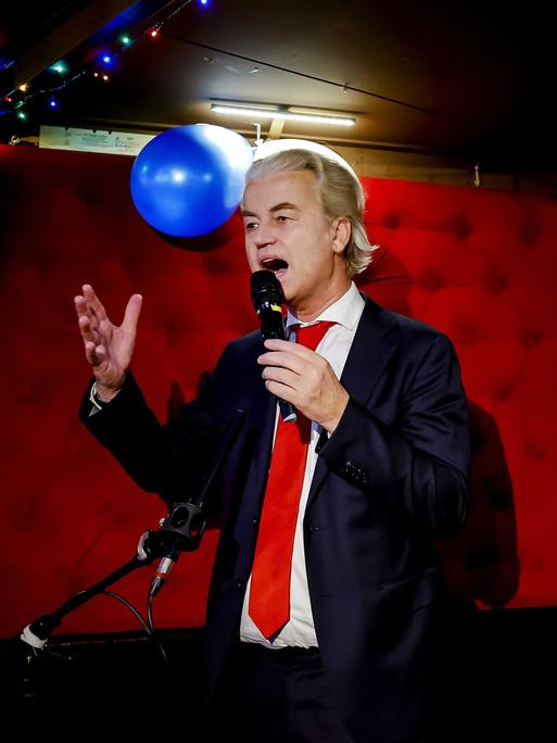 Der niederländische Politiker Geert Wilders (PVV) gibt am Wahlabend ein Statement (aufgenommen am 22.11.2023)