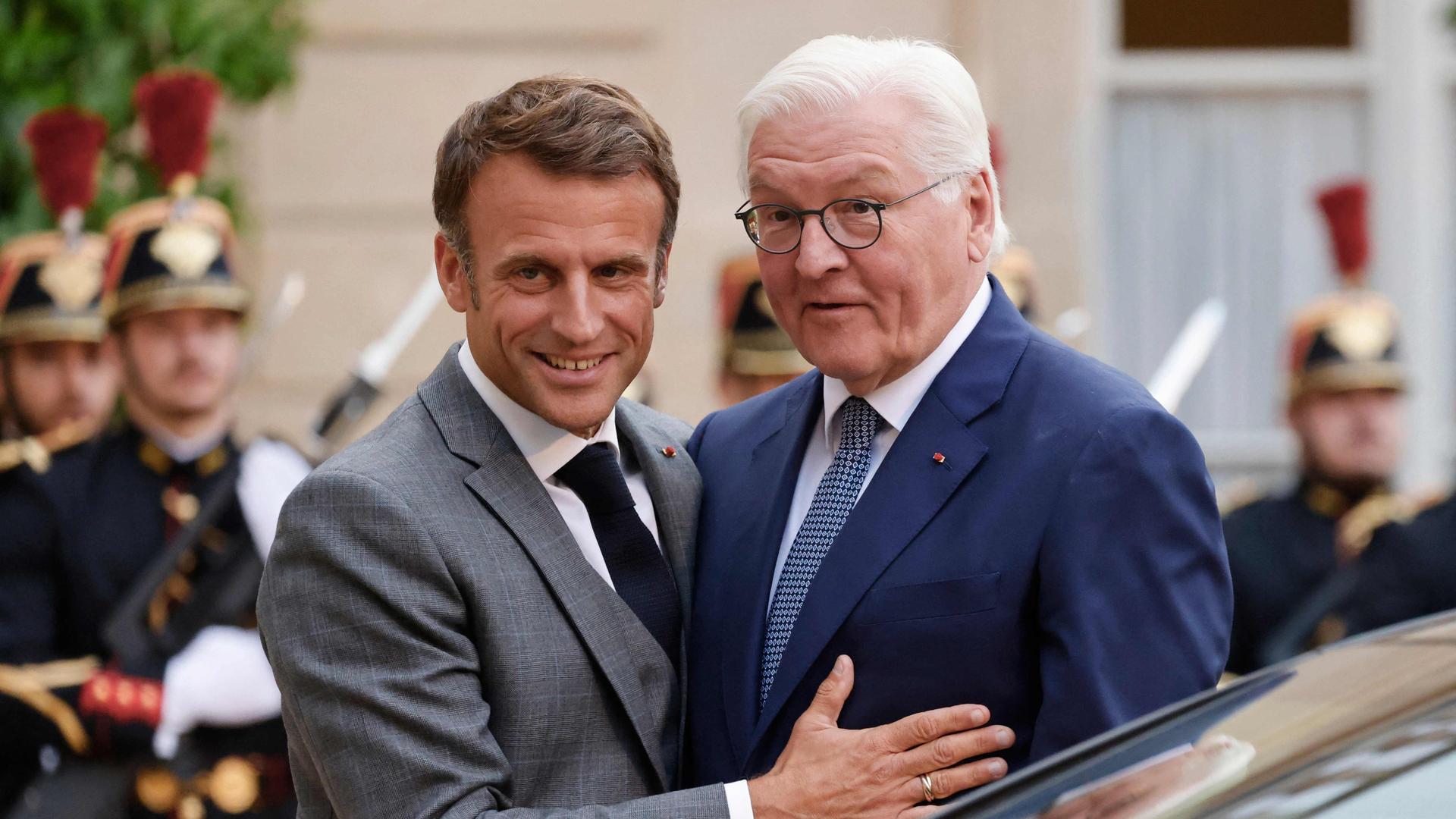 Frankreichs Präsident Macron begrüßt das deutsche Staatsoberhaupt vor dem Élyséepalast.