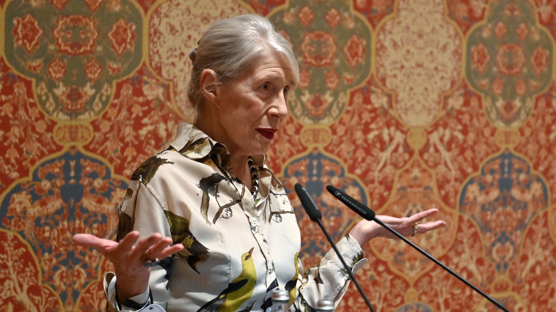 Malerin Martha Jungwirth steht am 15. November 2021 bei der Verleihung des Großen Österreichischen Staatspreises 2021 im Leopold Museum in Wien vor einer Tapete mit bunten Ornamenten.