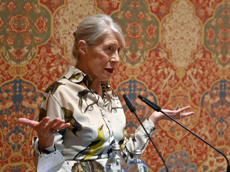 Malerin Martha Jungwirth steht am 15. November 2021 bei der Verleihung des Großen Österreichischen Staatspreises 2021 im Leopold Museum in Wien vor einer Tapete mit bunten Ornamenten.