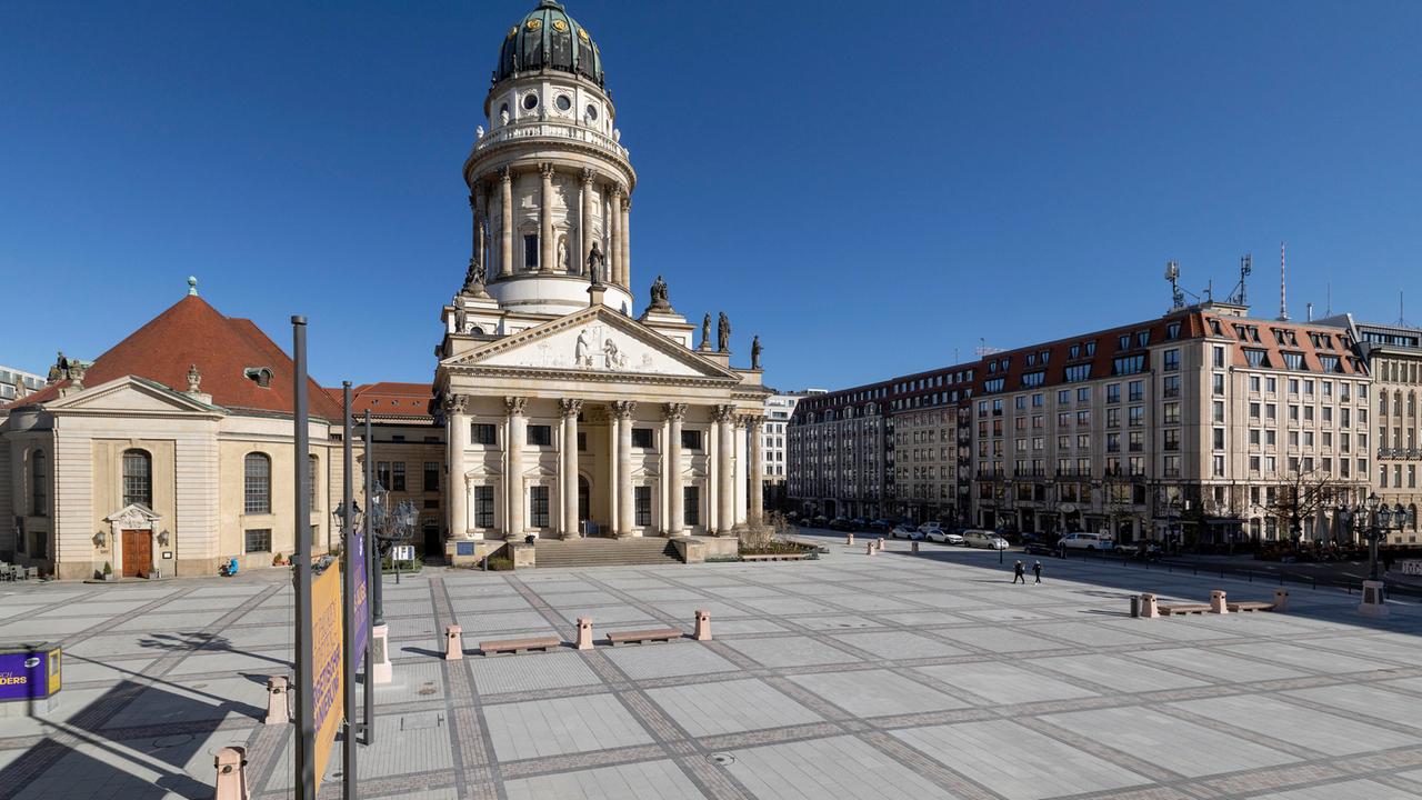 Blick auf den leeren Gendarmenmarkt, der voll in der Sonne liegt