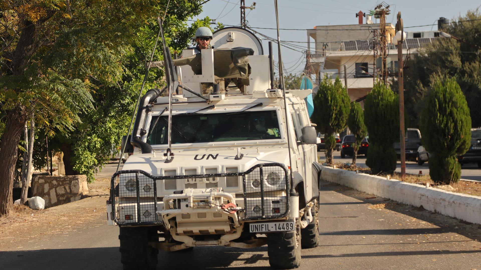 Eine Patrouille der UNIFIL-Mission auf einer Straße im Süden Libanons. 