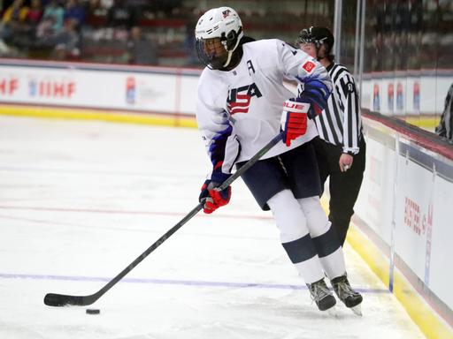  June 7, 2022 - Laila Edwards of the United States skates with the puck during their game against Finland at LaBahn Ice Arena in Madison, Wisconsin during the 2022 IIHF U-18 Women s World Championship, WM, Weltmeisterschaft /Cal Media Madison United States of America - ZUMAc04_ 20220607_zaf_c04_094 Copyright: xRickyxBassmanx