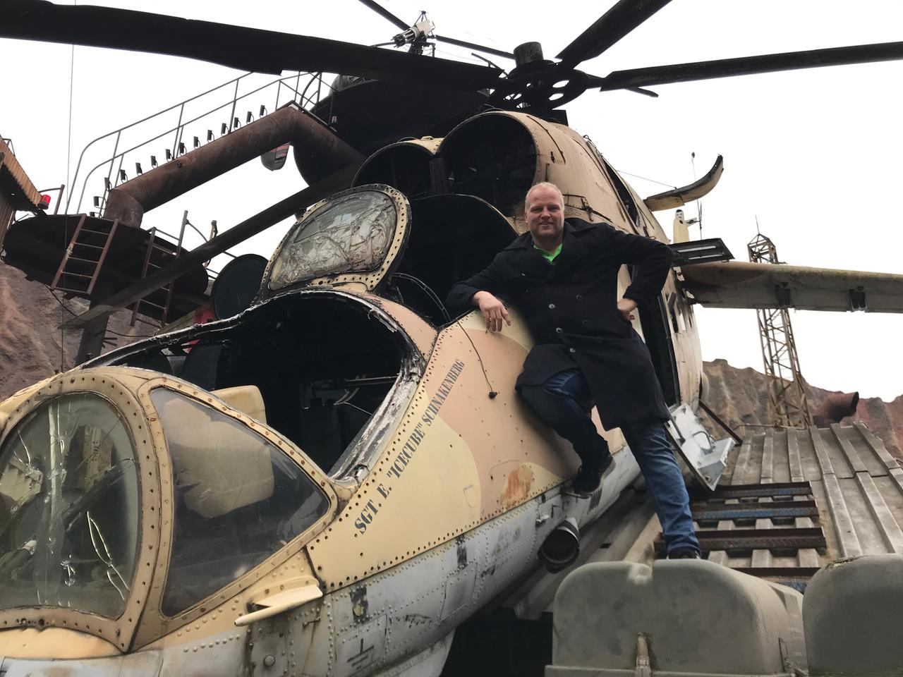 Stuntman Marcus Weber lehnt an einem Hubschrauber Stuntman Marcus Weber lehnt an einem Hubschrauber