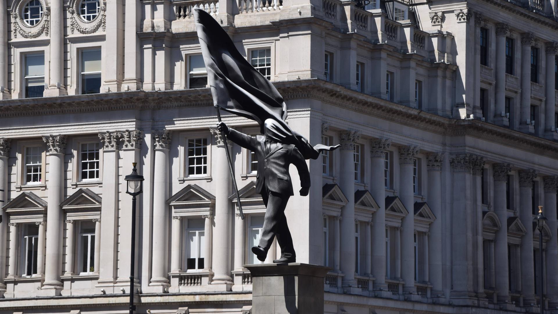Am Waterloo Place im Zentrum Londons ist eine Statue aufgetaucht, die am Sockel mit „Banksy“ signiert ist. Der schwer fassbare Straßenkünstler hat nun bestätigt, dass die Skulptur sein Werk ist.