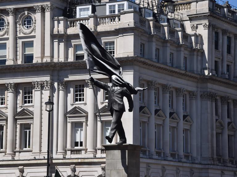 Am Waterloo Place im Zentrum Londons ist eine Statue aufgetaucht, die am Sockel mit „Banksy“ signiert ist. Der schwer fassbare Straßenkünstler hat nun bestätigt, dass die Skulptur sein Werk ist.