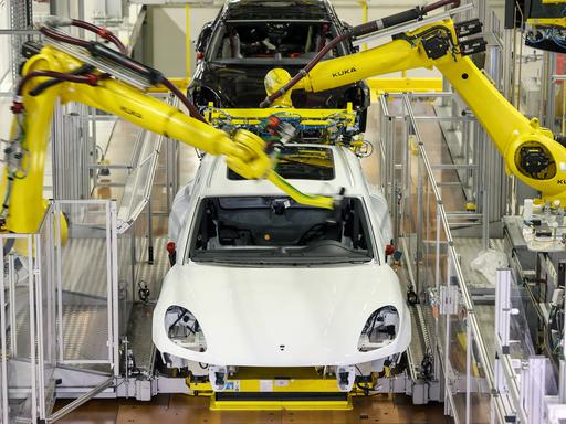 Roboterarme im Leipziger Porschwerk bei der Herstellung des Modells Macan, Februar 2022