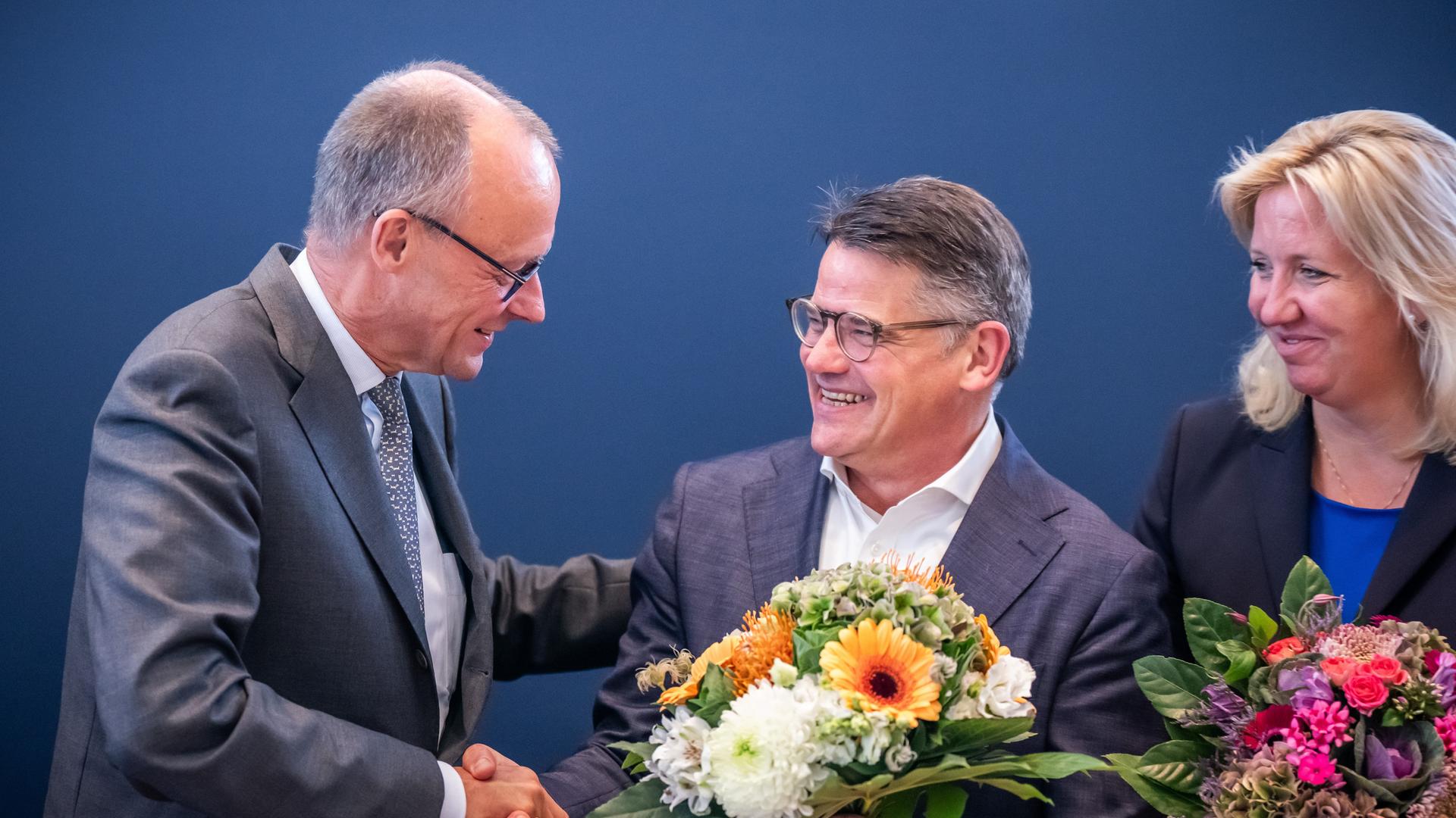 Boris Rhein (M, CDU), Ministerpräsident von Hessen, steht zwischen Friedrich Merz, CDU Bundesvorsitzender und Fraktionsvorsitzender der CDU/CSU Fraktion, sowie Ines Claus, CDU Fraktionsvorsitzende in Hessen, vor Beginn der Sitzung des CDU Bundesvorstands nach den Landtagswahlen in Bayern und Hessen. Die Union ist aus den Landtagswahlen als stärkste Kraft hervorgegangen.