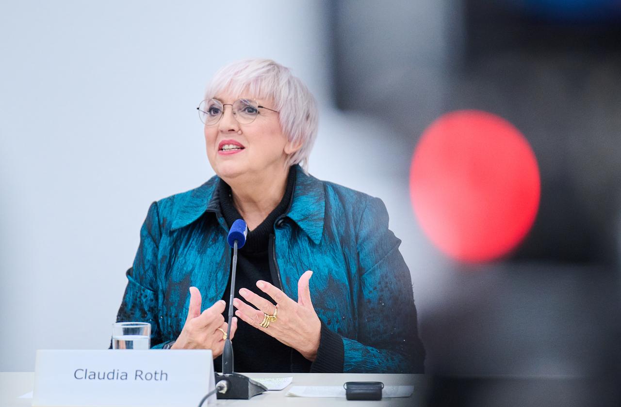 Die Staatsministerin und Beauftragte der Bundesregierung für Kultur und Medien, Claudia Roth (Bündnis 90/Die Grünen),  steht an einem Rednerpult
