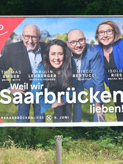 Wahlplakat der SPD für die Kommunal- und Europawahlen. Im Bild (von links)Thomas Emser (Bezirk Mitte), Carolin Lehberger (Regionalverband), Mirco Bertucci (Stadtrat) und Isolde Ries (Bezirk West).
