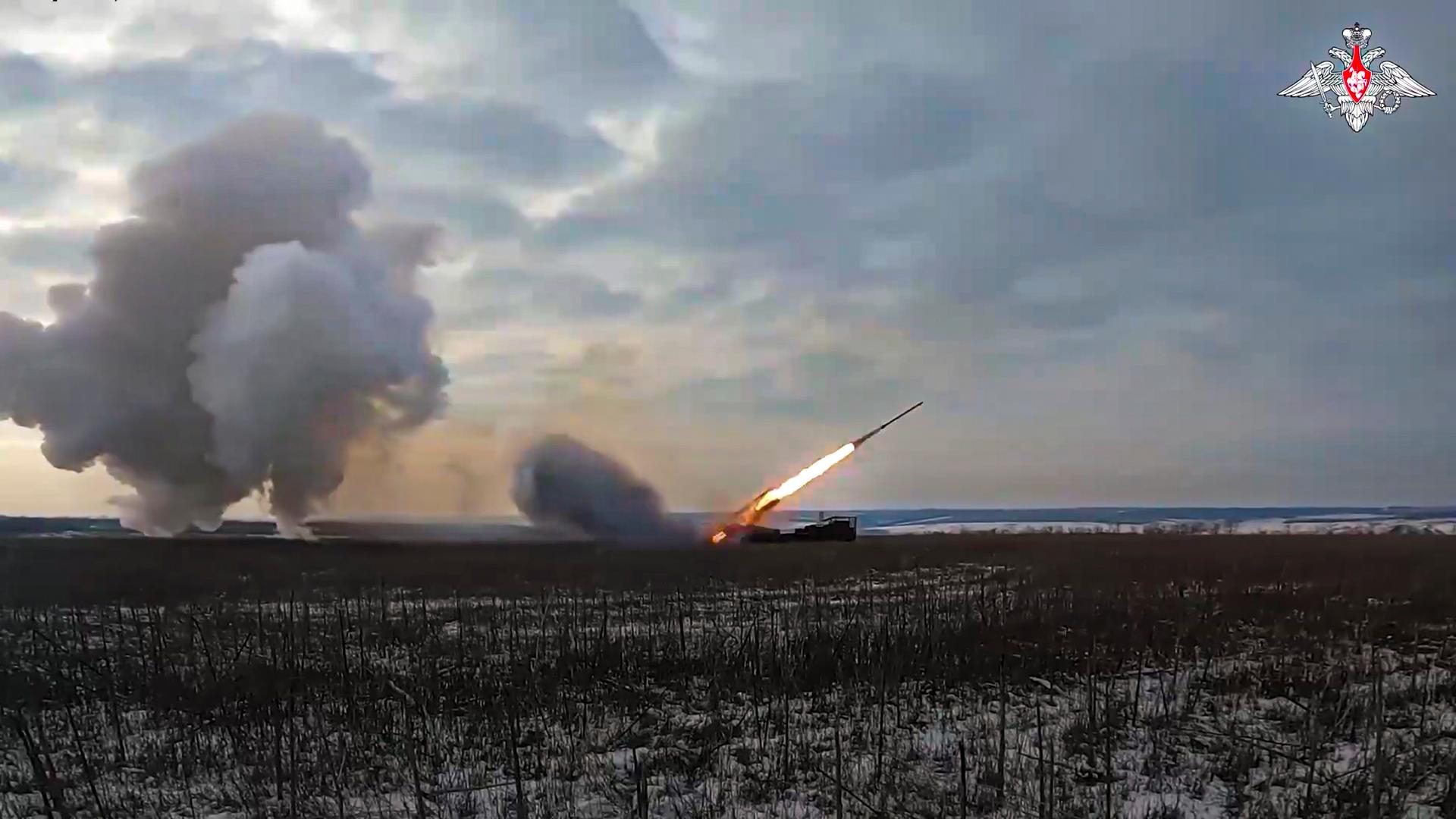Eine russische Rakete wird in einer unbekannten Gegend in der Ukraine abgeschossen. Eine russische Rakete wird in einer unbekannten Gegend in der Ukraine abgeschossen.