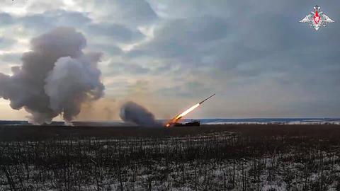 Eine russische Rakete wird in einer unbekannten Gegend in der Ukraine abgeschossen.