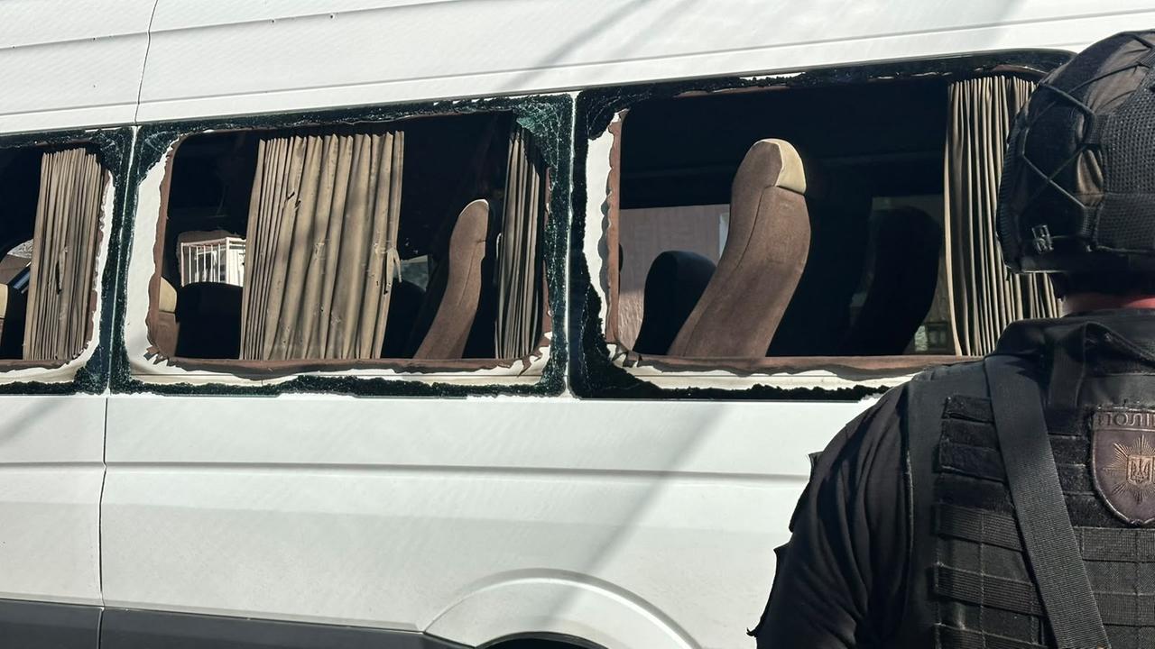 Man sieht die zerstörten Fensterscheiben eines Busses. Man sieht die zerstörten Fensterscheiben eines Busses.