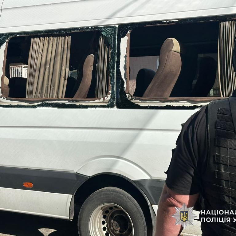 Man sieht die zerstörten Fensterscheiben eines Busses.