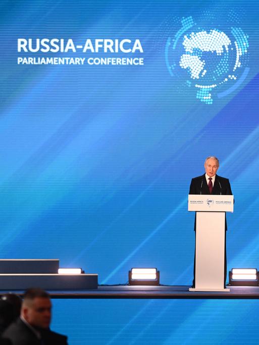 Wladimir Putin am Rednerpult bei der Russland-Afrika-Parlamentskonferenz.