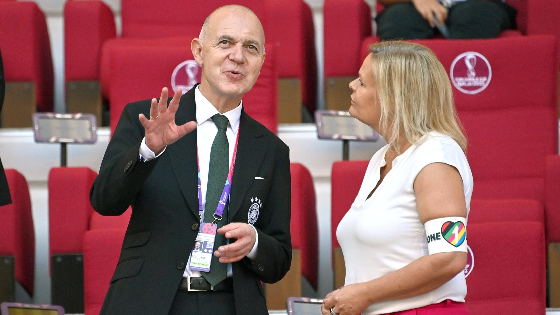 DFB-Präsident Bernd Neuendorf (l.) mit Bundeninnenministerin Nancy Faeser (SPD) bei der Fußball-WM in Katar 2022. Auch Neuendordf ist SPD-Mitglied.
