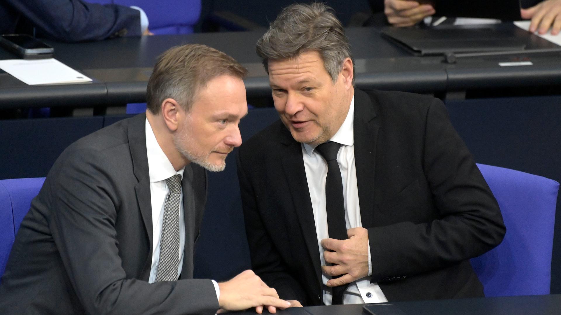 Christian Lindner und Robert Habeck sitzen zusammen in der 150. Sitzung des Deutschen Bundestages im Reichstagsgebäude.  