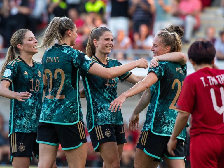 Frauen des DFB-Teams bejubeln einen Treffer im Testspiel gegen den Vietnam