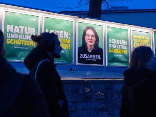 Plakate von der Grünen Partei  im Bundestagswahlkampf 2025, u.a. mit einem Bild von der Außenministerin Annalena Baerbock und dem Slogan: "Natur und Klima schützen".