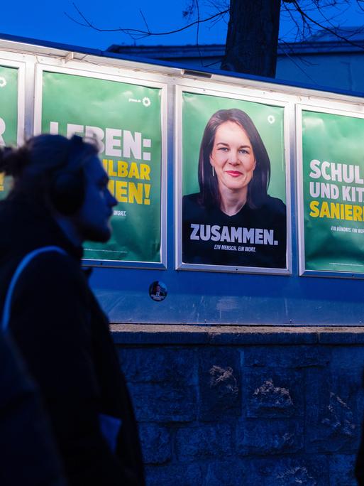 Plakate von der Grünen Partei  im Bundestagswahlkampf 2025, u.a. mit einem Bild von der Außenministerin Annalena Baerbock und dem Slogan: "Natur und Klima schützen".