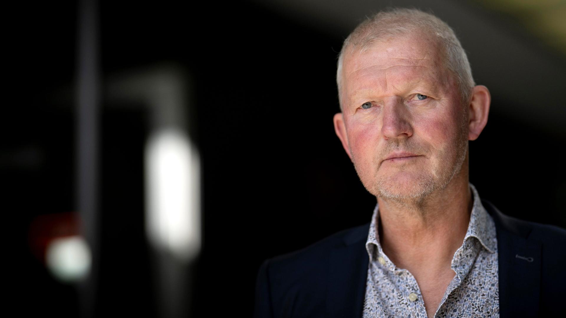 Das Foto zeigt Prof. Olaf Köller im Porträt. Er trägt ein gemustertes Hemd und eine dunkle Jacke darüber und blickt ernst in die Kamera. Der Hintergrund ist verschwommen. Das Foto zeigt Prof. Olaf Köller im Porträt. Er trägt ein gemustertes Hemd und eine dunkle Jacke darüber und blickt ernst in die Kamera. Der Hintergrund ist verschwommen.