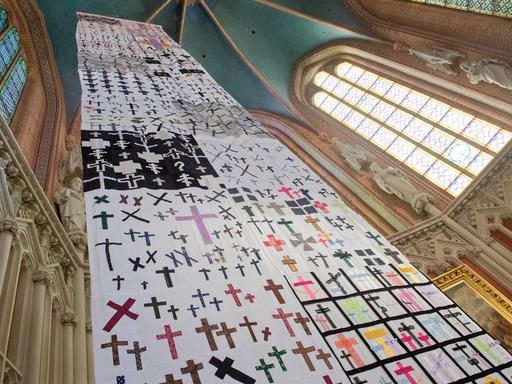 m Altarraum der St. Bartholomaei-Kirche hängt ein Riesen-Trauertuch. 75 Jahre nach dem Ende des Zweiten Weltkrieges soll es an die Opfer des Massensuizids von Demmin erinnern.
