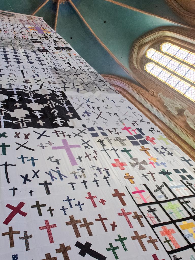 m Altarraum der St. Bartholomaei-Kirche hängt ein Riesen-Trauertuch. 75 Jahre nach dem Ende des Zweiten Weltkrieges soll es an die Opfer des Massensuizids von Demmin erinnern.