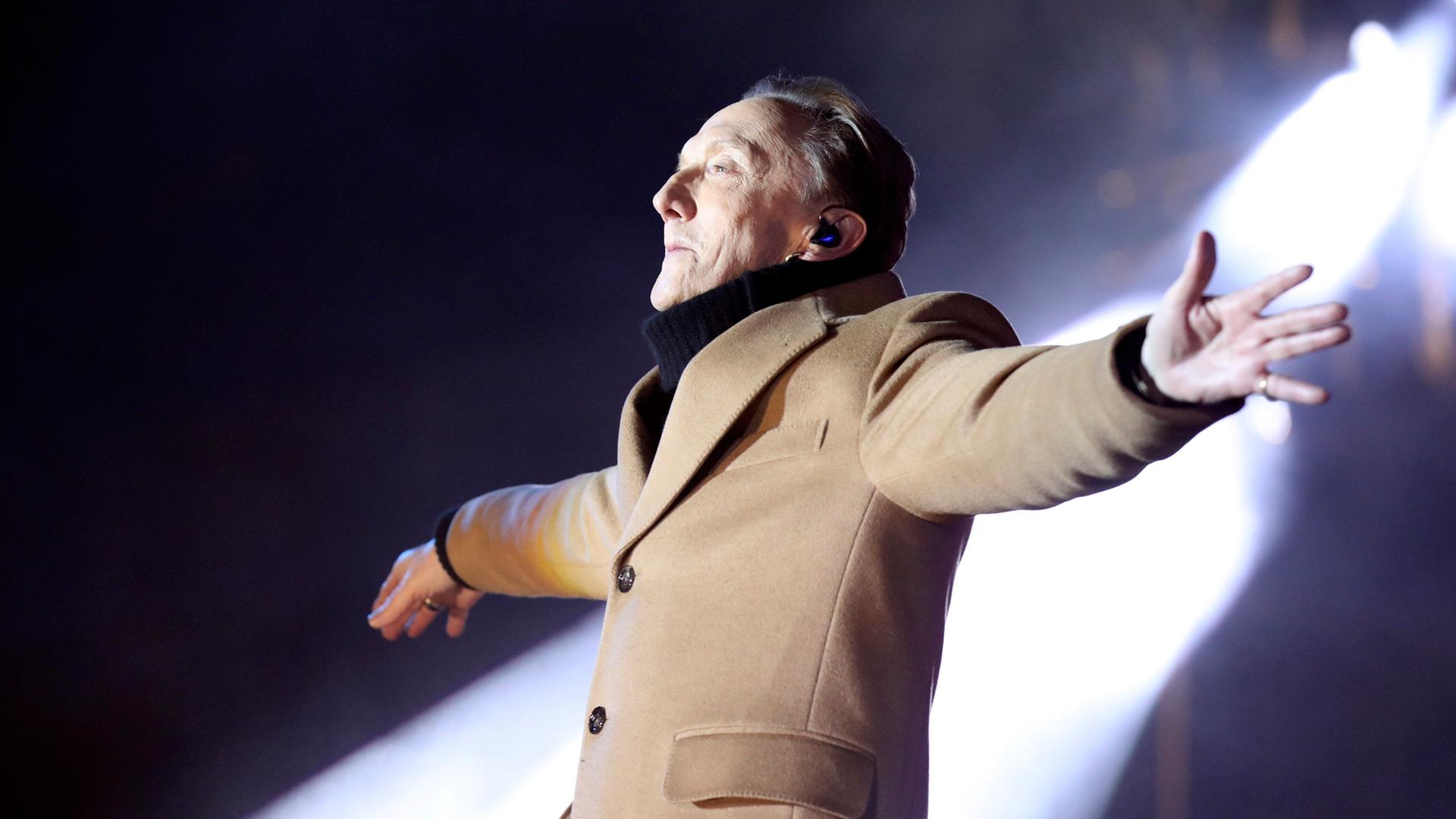 Marius Müller-Westernhagen steht mit ausgebreiteten Armen bei der Kundgebung und dem Friedenskonzert 'Sound Of Peace' gegen den Krieg in der Ukraine auf der Bühne am Brandenburger Tor. 