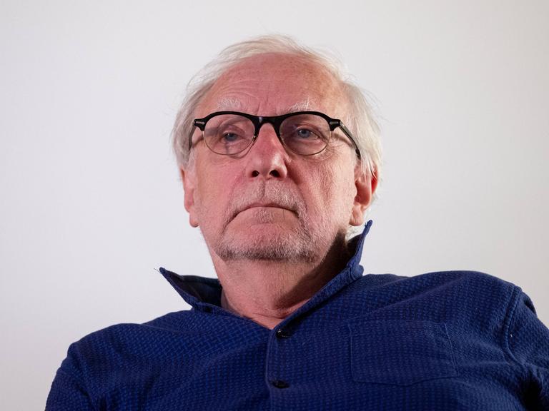 Porträt von dem Politikwissenschaftler Claus Leggewie. Er trägt eine Brille und einen Pullover mit hochgeschlagenem Kragen.