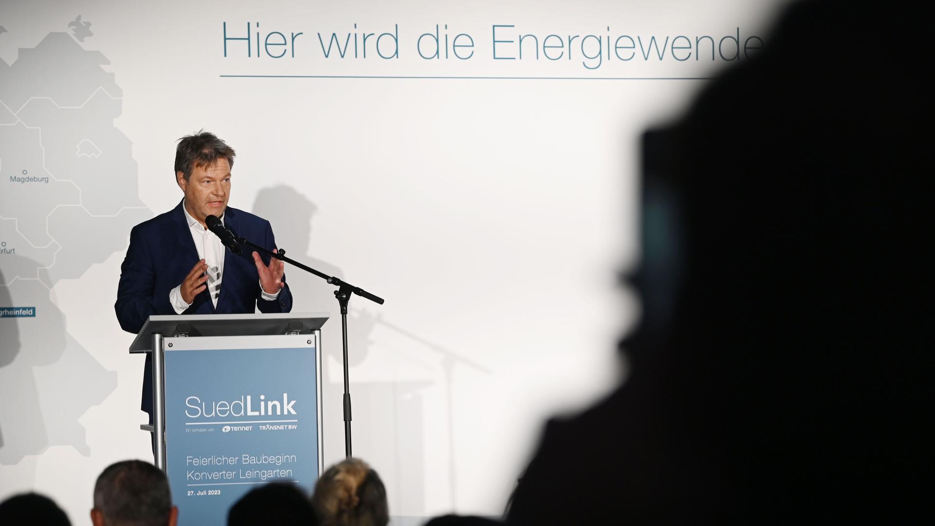 Bundeswirtschaftsminister Robert Habeck (Bündnis 90/Die Grünen) spricht bei einer Auftaktveranstaltung für den Bau des ersten Konverters für die wichtige Suedlink-Stromtrasse. Bundeswirtschaftsminister Robert Habeck (Bündnis 90/Die Grünen) spricht bei einer Auftaktveranstaltung für den Bau des ersten Konverters für die wichtige Suedlink-Stromtrasse.